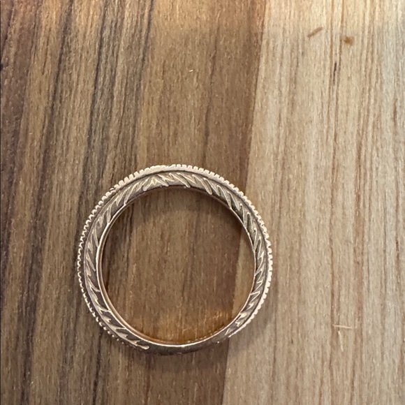 Elegant 14k Gold Band with diamonds - Picture 3 of 5